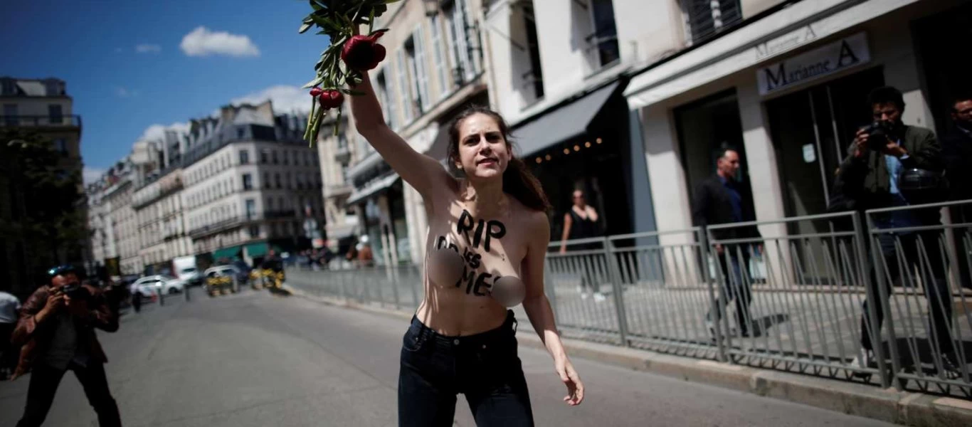 Γαλλία: Τόπλες διαμαρτυρία κατά του ανασχηματισμού του Ε. Μακρόν - Τρεις συλλήψεις (φώτο - βίντεο)